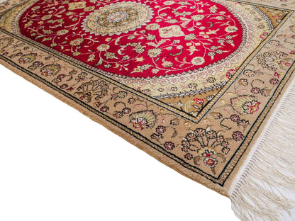 Feiner, handgeknüpfter, chinesischer Orientteppich mit Nain Design aus Kunstseide, rot, beige, gold, creme. 121x78 cm. Verkauf durch Jupiter Intl.