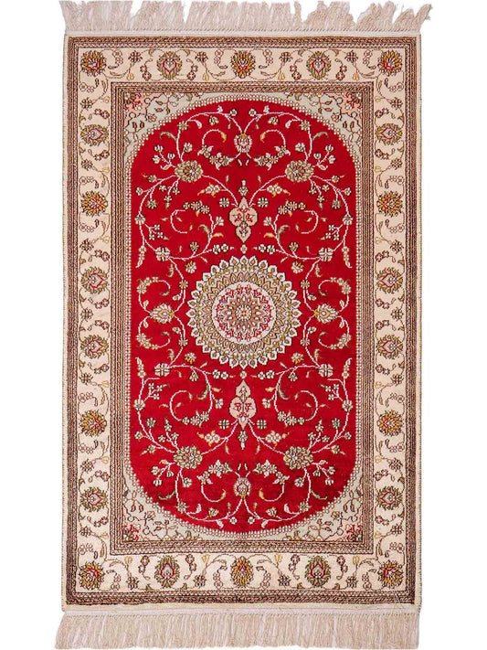 Feiner, handgeknüpfter, chinesischer Nain Orientteppich aus Kunstseide, rot, creme, weiß. 122x76 cm. Verkauf durch Jupiter Intl.