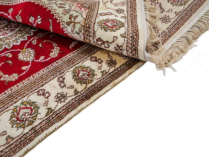 Feiner, handgeknüpfter, chinesischer Nain Orientteppich aus Kunstseide, rot, creme, weiß. 122x76 cm. Verkauf durch Jupiter Intl.