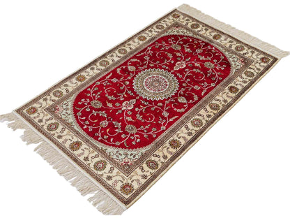 Feiner, handgeknüpfter, chinesischer Nain Orientteppich aus Kunstseide, rot, creme, weiß. 122x76 cm. Verkauf durch Jupiter Intl.