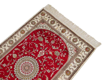 Feiner, handgeknüpfter, chinesischer Nain Orientteppich aus Kunstseide, rot, creme, weiß. 122x76 cm. Verkauf durch Jupiter Intl.