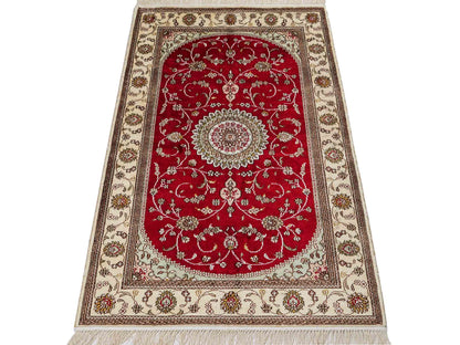 Feiner, handgeknüpfter, chinesischer Nain Orientteppich aus Kunstseide, rot, creme, weiß. 122x76 cm. Verkauf durch Jupiter Intl.