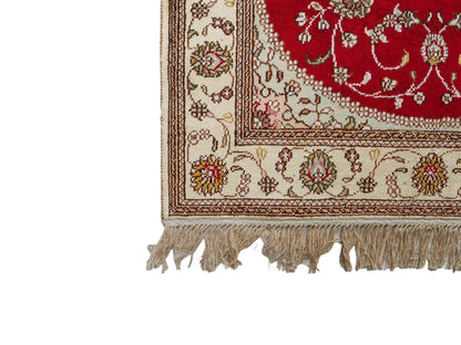 Feiner, handgeknüpfter, chinesischer Nain Orientteppich aus Kunstseide, rot, creme, weiß. 122x76 cm. Verkauf durch Jupiter Intl.