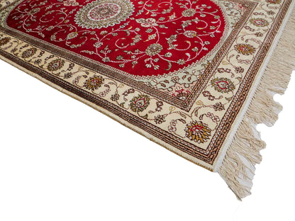 Feiner, handgeknüpfter, chinesischer Nain Orientteppich aus Kunstseide, rot, creme, weiß. 122x76 cm. Verkauf durch Jupiter Intl.