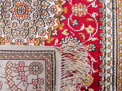Feiner, handgeknüpfter, chinesischer Orientteppich mit Nain Design aus Kunstseide, rot, weiß, creme. 122x81 cm. Verkauf durch Jupiter Intl.