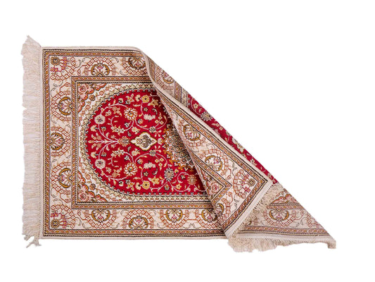 Feiner, handgeknüpfter, chinesischer Orientteppich mit Nain Design aus Kunstseide, rot, weiß, creme. 122x81 cm. Verkauf durch Jupiter Intl.