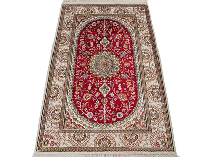 Feiner, handgeknüpfter, chinesischer Orientteppich mit Nain Design aus Kunstseide, rot, weiß, creme. 122x81 cm. Verkauf durch Jupiter Intl.