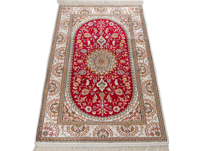 Feiner, handgeknüpfter, chinesischer Orientteppich mit Nain Design aus Kunstseide, rot, weiß, creme. 122x81 cm. Verkauf durch Jupiter Intl.