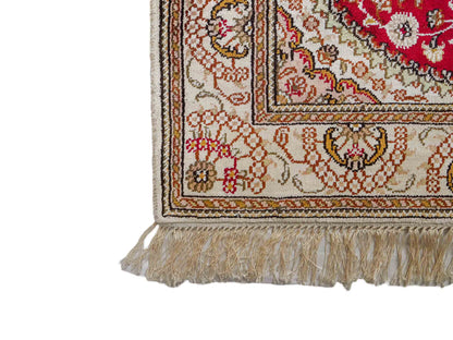 Feiner, handgeknüpfter, chinesischer Orientteppich mit Nain Design aus Kunstseide, rot, weiß, creme. 122x81 cm. Verkauf durch Jupiter Intl.