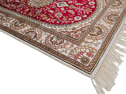 Feiner, handgeknüpfter, chinesischer Orientteppich mit Nain Design aus Kunstseide, rot, weiß, creme. 122x81 cm. Verkauf durch Jupiter Intl.