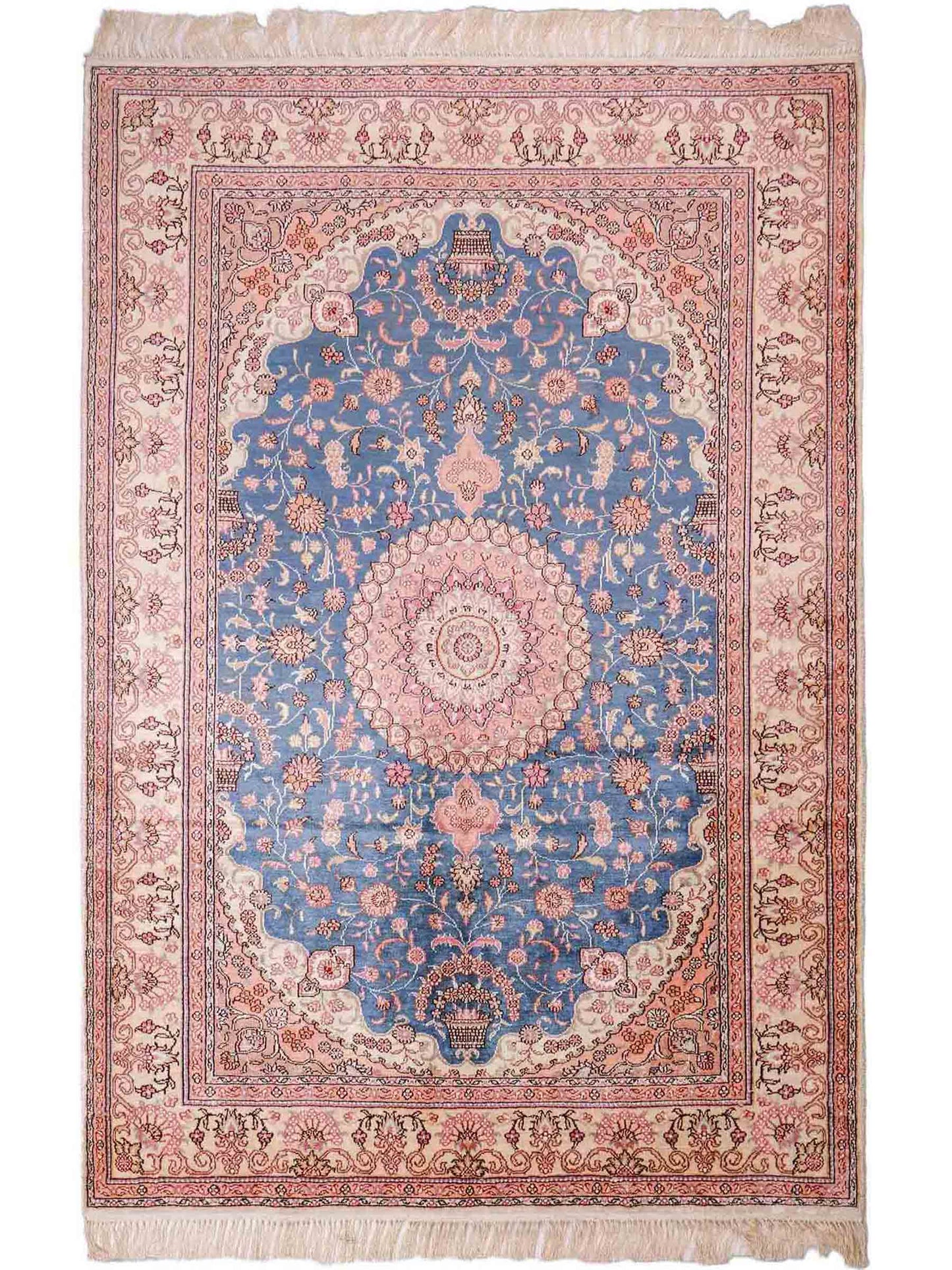 Feiner, handgeknüpfter, chinesischer Orientteppich mit Nain Design aus Kunstseide, blau, rosa, weiß. 192x123 cm. Verkauf durch Jupiter Intl.