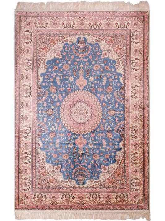 Feiner, handgeknüpfter, chinesischer Orientteppich mit Nain Design aus Kunstseide, blau, rosa, weiß. 192x123 cm. Verkauf durch Jupiter Intl.