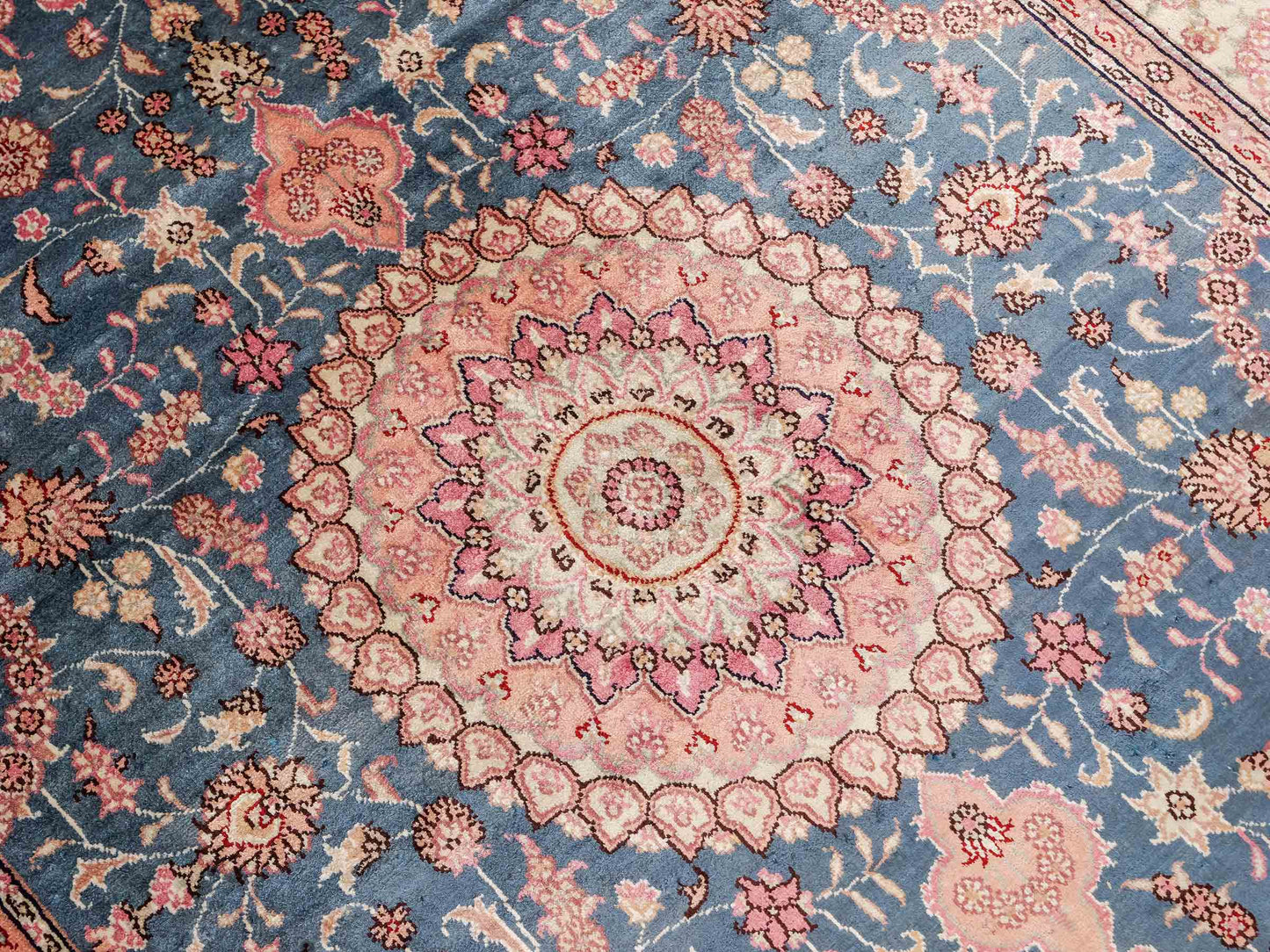 Feiner, handgeknüpfter, chinesischer Orientteppich mit Nain Design aus Kunstseide, blau, rosa, weiß. 192x123 cm. Verkauf durch Jupiter Intl.