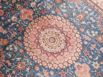 Feiner, handgeknüpfter, chinesischer Orientteppich mit Nain Design aus Kunstseide, blau, rosa, weiß. 192x123 cm. Verkauf durch Jupiter Intl.
