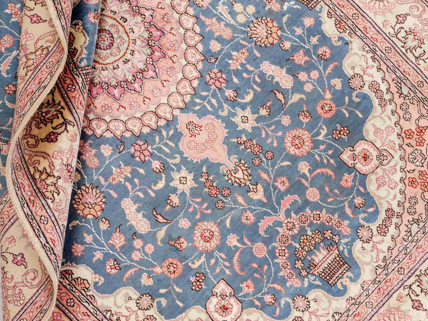 Feiner, handgeknüpfter, chinesischer Orientteppich mit Nain Design aus Kunstseide, blau, rosa, weiß. 192x123 cm. Verkauf durch Jupiter Intl.