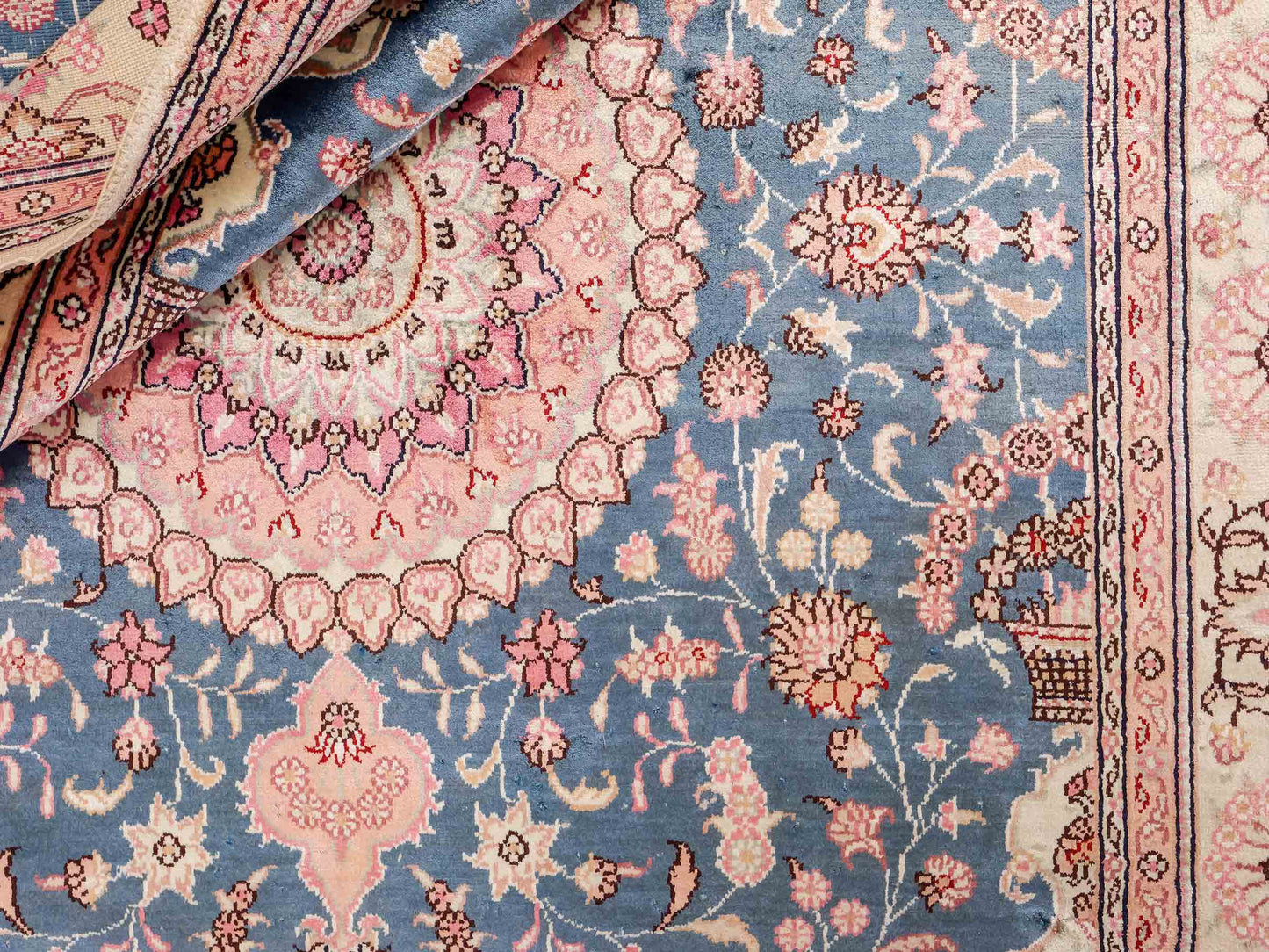 Feiner, handgeknüpfter, chinesischer Orientteppich mit Nain Design aus Kunstseide, blau, rosa, weiß. 192x123 cm. Verkauf durch Jupiter Intl.