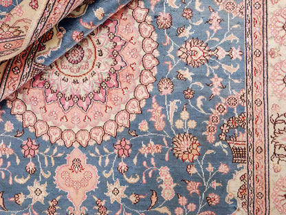 Feiner, handgeknüpfter, chinesischer Orientteppich mit Nain Design aus Kunstseide, blau, rosa, weiß. 192x123 cm. Verkauf durch Jupiter Intl.