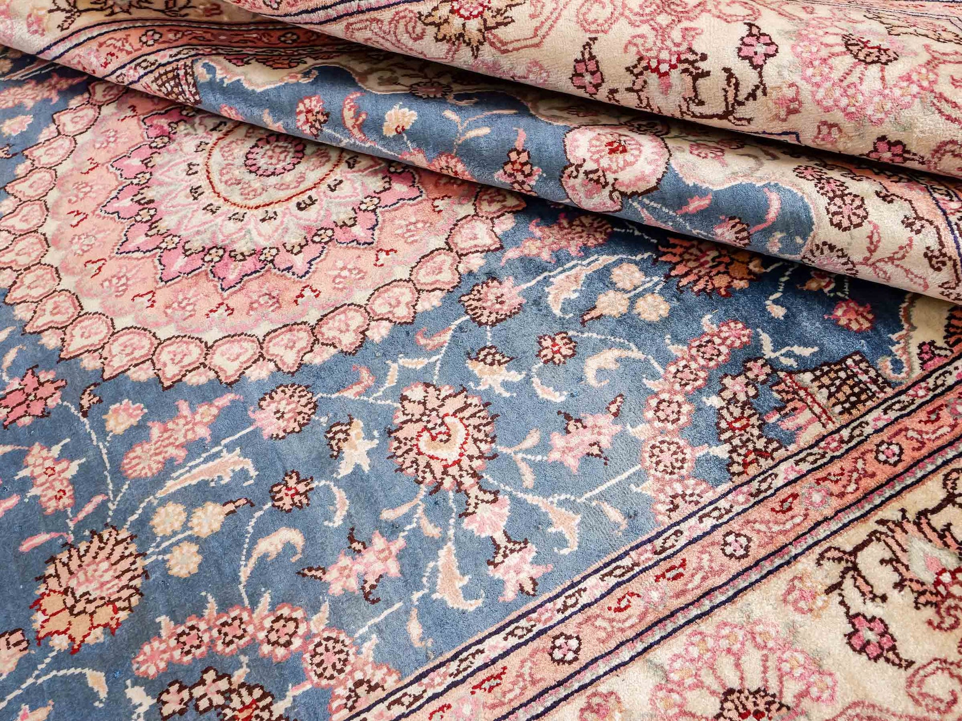 Feiner, handgeknüpfter, chinesischer Orientteppich mit Nain Design aus Kunstseide, blau, rosa, weiß. 192x123 cm. Verkauf durch Jupiter Intl.