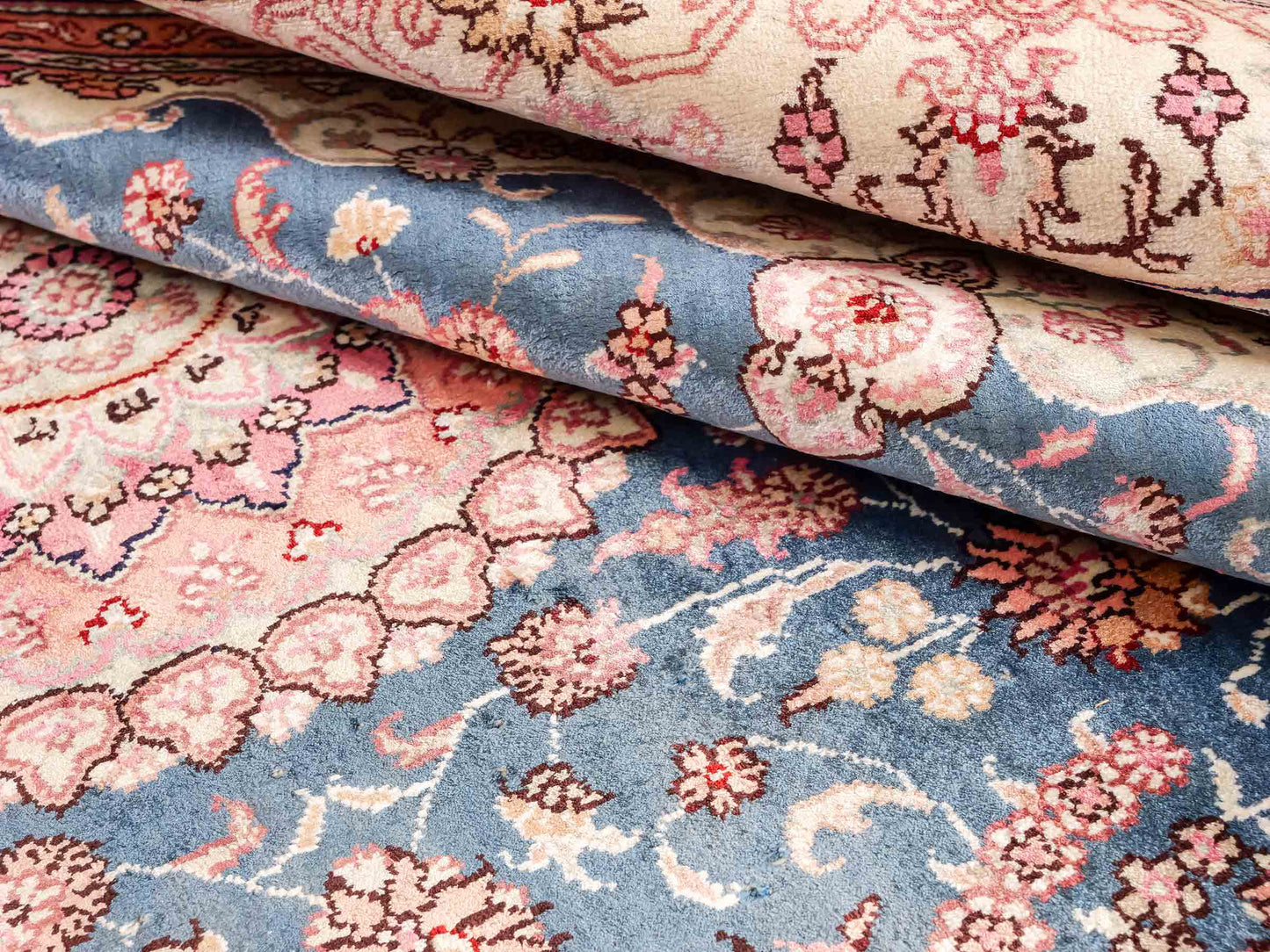 Feiner, handgeknüpfter, chinesischer Orientteppich mit Nain Design aus Kunstseide, blau, rosa, weiß. 192x123 cm. Verkauf durch Jupiter Intl.