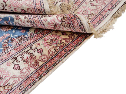 Feiner, handgeknüpfter, chinesischer Orientteppich mit Nain Design aus Kunstseide, blau, rosa, weiß. 192x123 cm. Verkauf durch Jupiter Intl.