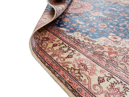 Feiner, handgeknüpfter, chinesischer Orientteppich mit Nain Design aus Kunstseide, blau, rosa, weiß. 192x123 cm. Verkauf durch Jupiter Intl.