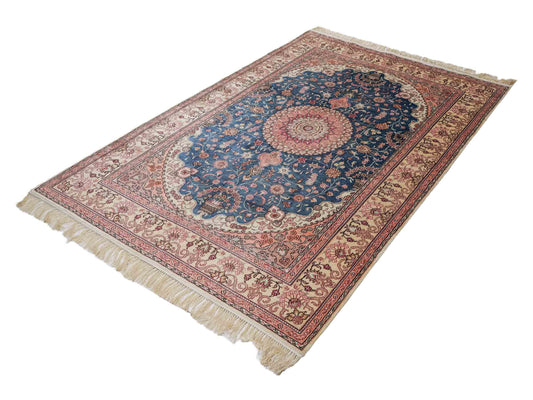 Feiner, handgeknüpfter, chinesischer Orientteppich mit Nain Design aus Kunstseide, blau, rosa, weiß. 192x123 cm. Verkauf durch Jupiter Intl.
