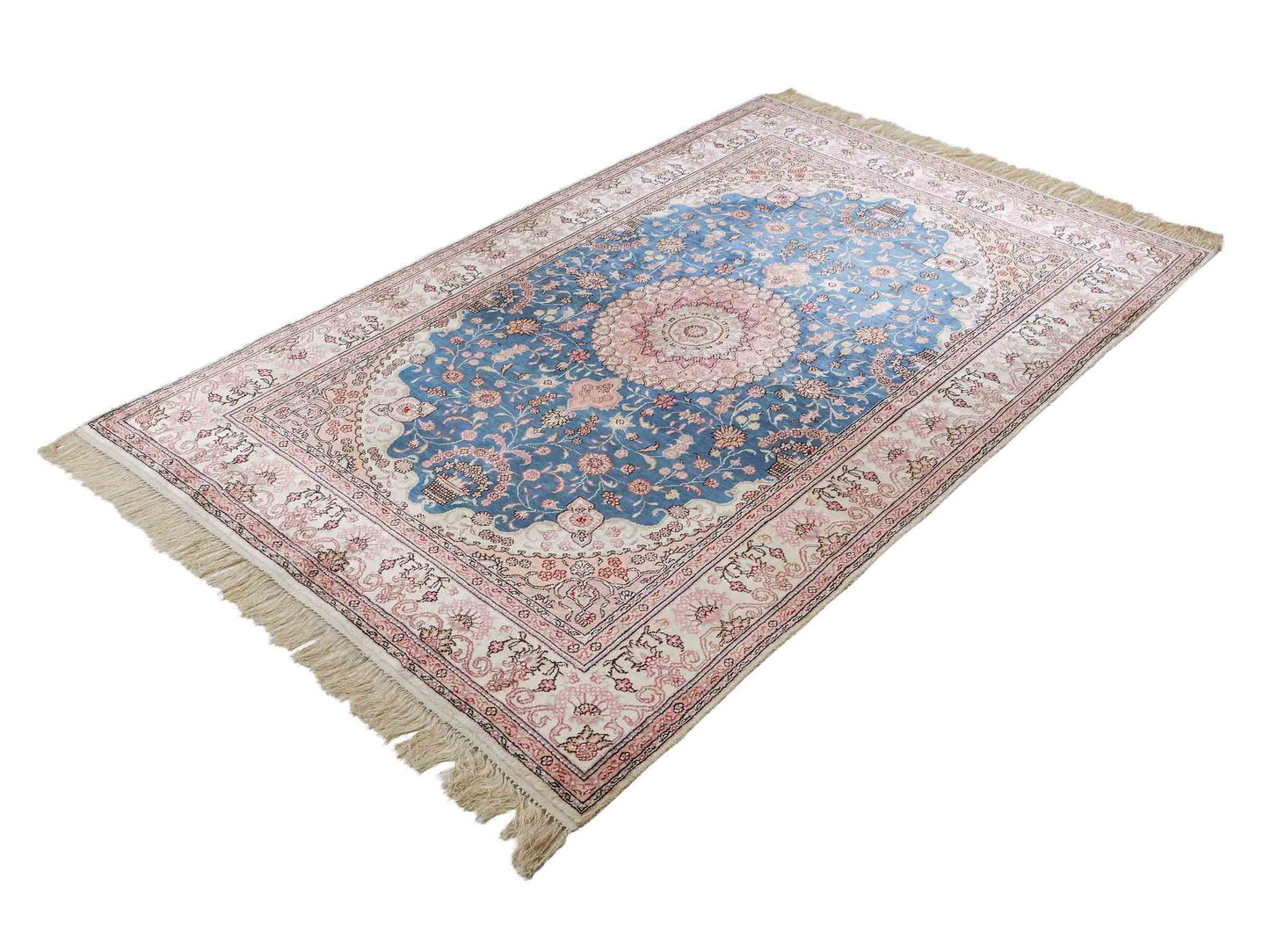 Feiner, handgeknüpfter, chinesischer Orientteppich mit Nain Design aus Kunstseide, blau, rosa, weiß. 192x123 cm. Verkauf durch Jupiter Intl.