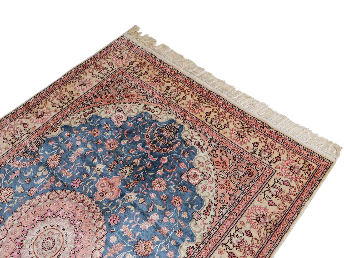 Feiner, handgeknüpfter, chinesischer Orientteppich mit Nain Design aus Kunstseide, blau, rosa, weiß. 192x123 cm. Verkauf durch Jupiter Intl.