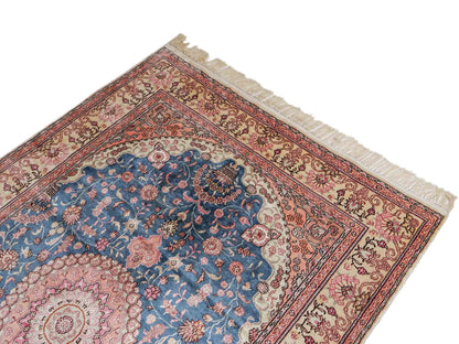 Feiner, handgeknüpfter, chinesischer Orientteppich mit Nain Design aus Kunstseide, blau, rosa, weiß. 192x123 cm. Verkauf durch Jupiter Intl.