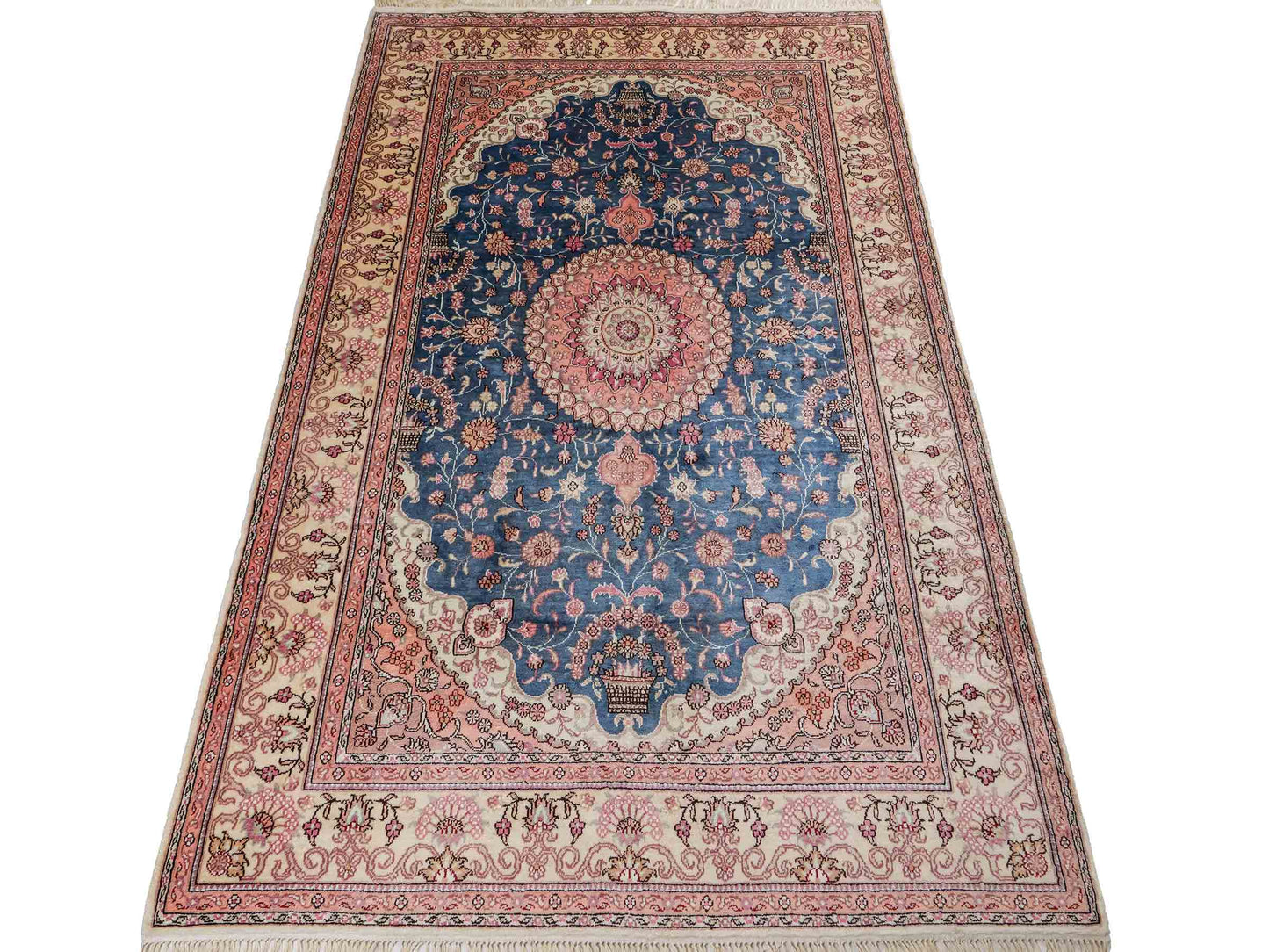 Feiner, handgeknüpfter, chinesischer Orientteppich mit Nain Design aus Kunstseide, blau, rosa, weiß. 192x123 cm. Verkauf durch Jupiter Intl.