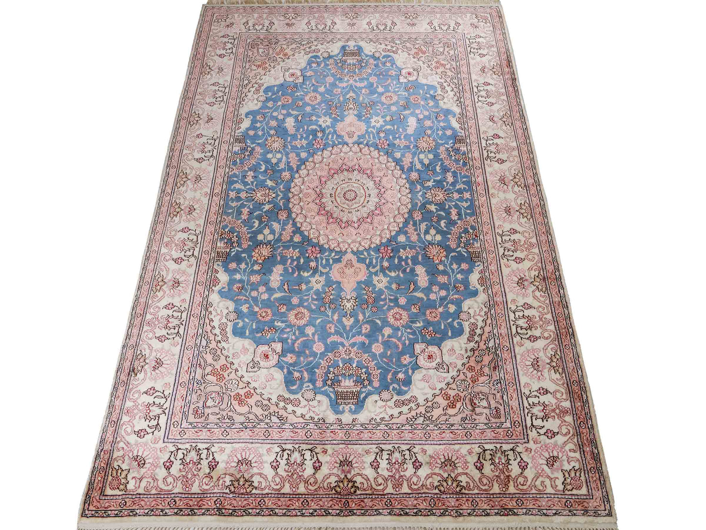 Feiner, handgeknüpfter, chinesischer Orientteppich mit Nain Design aus Kunstseide, blau, rosa, weiß. 192x123 cm. Verkauf durch Jupiter Intl.