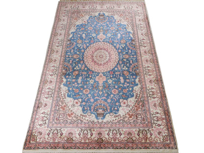 Feiner, handgeknüpfter, chinesischer Orientteppich mit Nain Design aus Kunstseide, blau, rosa, weiß. 192x123 cm. Verkauf durch Jupiter Intl.