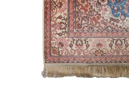 Feiner, handgeknüpfter, chinesischer Orientteppich mit Nain Design aus Kunstseide, blau, rosa, weiß. 192x123 cm. Verkauf durch Jupiter Intl.
