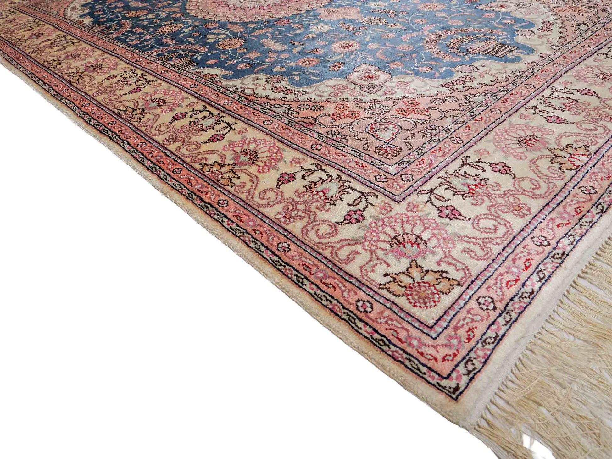 Feiner, handgeknüpfter, chinesischer Orientteppich mit Nain Design aus Kunstseide, blau, rosa, weiß. 192x123 cm. Verkauf durch Jupiter Intl.