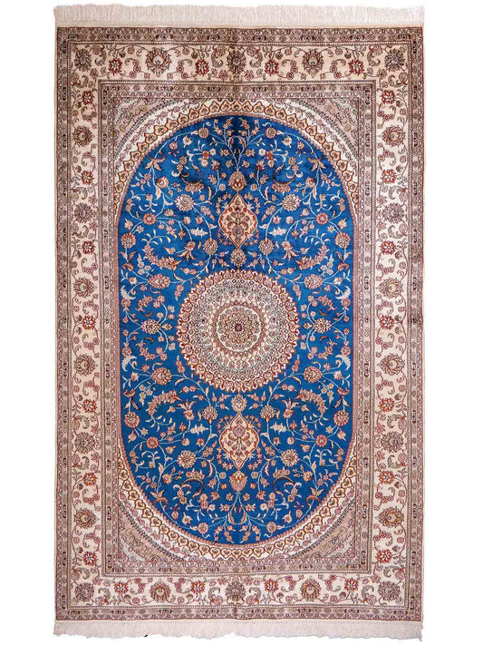 Feiner, handgeknüpfter, chinesischer Orientteppich mit Nain Design aus Kunstseide, blau, creme, weiß. 240x149 cm. Verkauf durch Jupiter Intl.