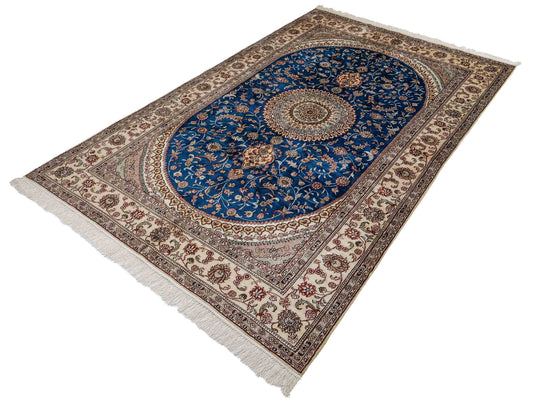 Feiner, handgeknüpfter, chinesischer Orientteppich mit Nain Design aus Kunstseide, blau, creme, weiß. 240x149 cm. Verkauf durch Jupiter Intl.
