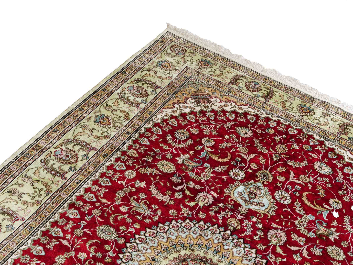 Feiner, handgeknüpfter, chinesischer Orientteppich mit Nain Design aus Kunstseide, rot, creme. 240x153 cm. Verkauf durch Jupiter Intl.