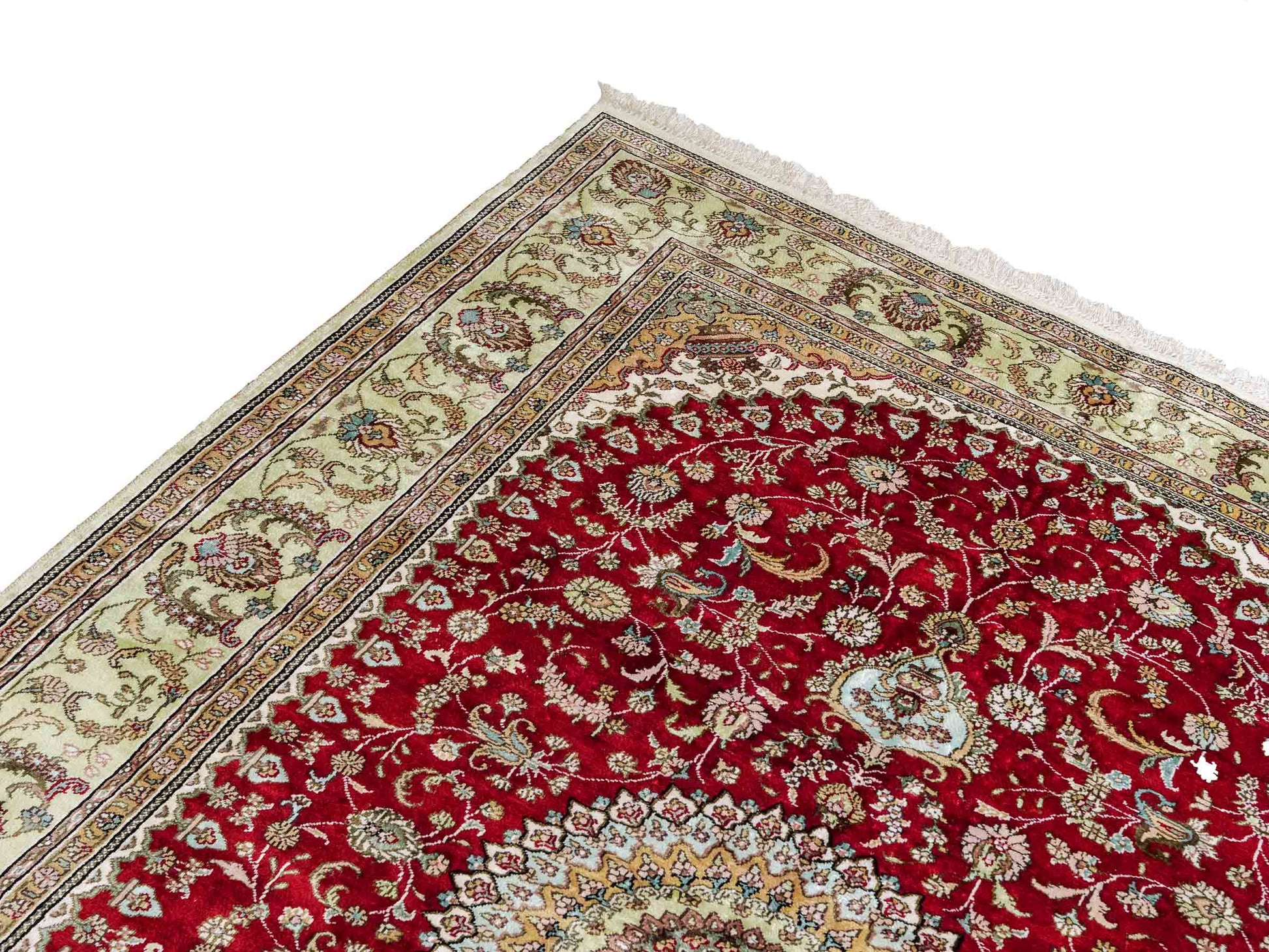 Feiner, handgeknüpfter, chinesischer Orientteppich mit Nain Design aus Kunstseide, rot, creme. 240x153 cm. Verkauf durch Jupiter Intl.