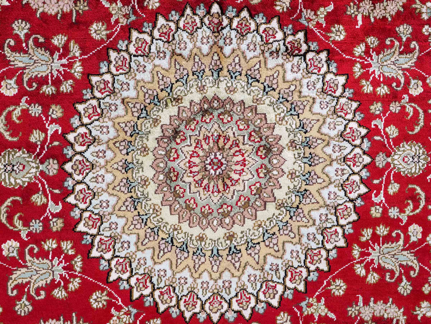 Feiner, handgeknüpfter, chinesischer Orientteppich mit Nain Design aus Kunstseide, rot, creme. 240x153 cm. Verkauf durch Jupiter Intl.