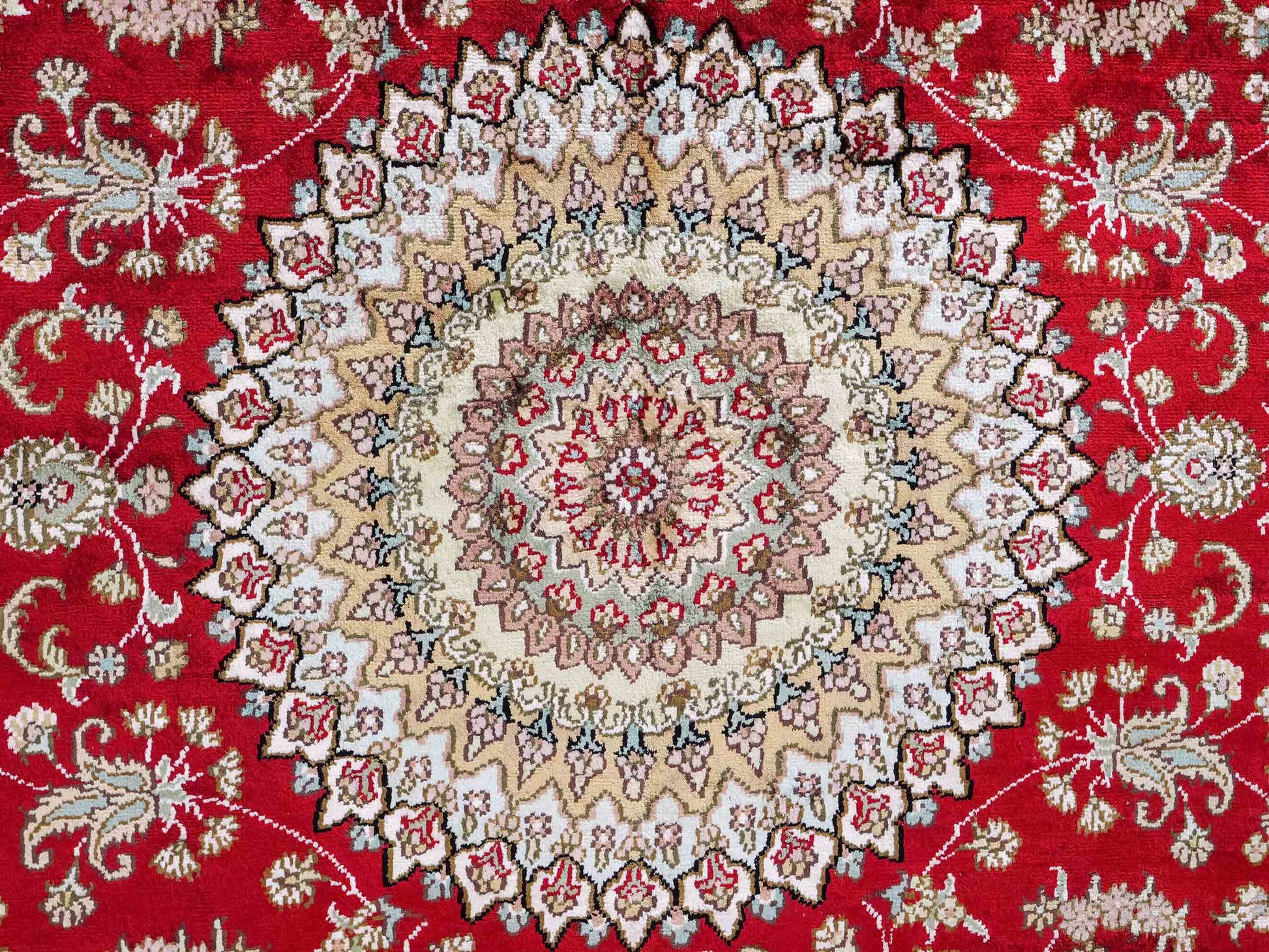 Feiner, handgeknüpfter, chinesischer Orientteppich mit Nain Design aus Kunstseide, rot, creme. 240x153 cm. Verkauf durch Jupiter Intl.