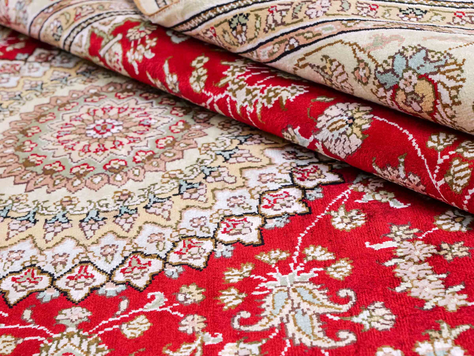 Feiner, handgeknüpfter, chinesischer Orientteppich mit Nain Design aus Kunstseide, rot, creme. 240x153 cm. Verkauf durch Jupiter Intl.