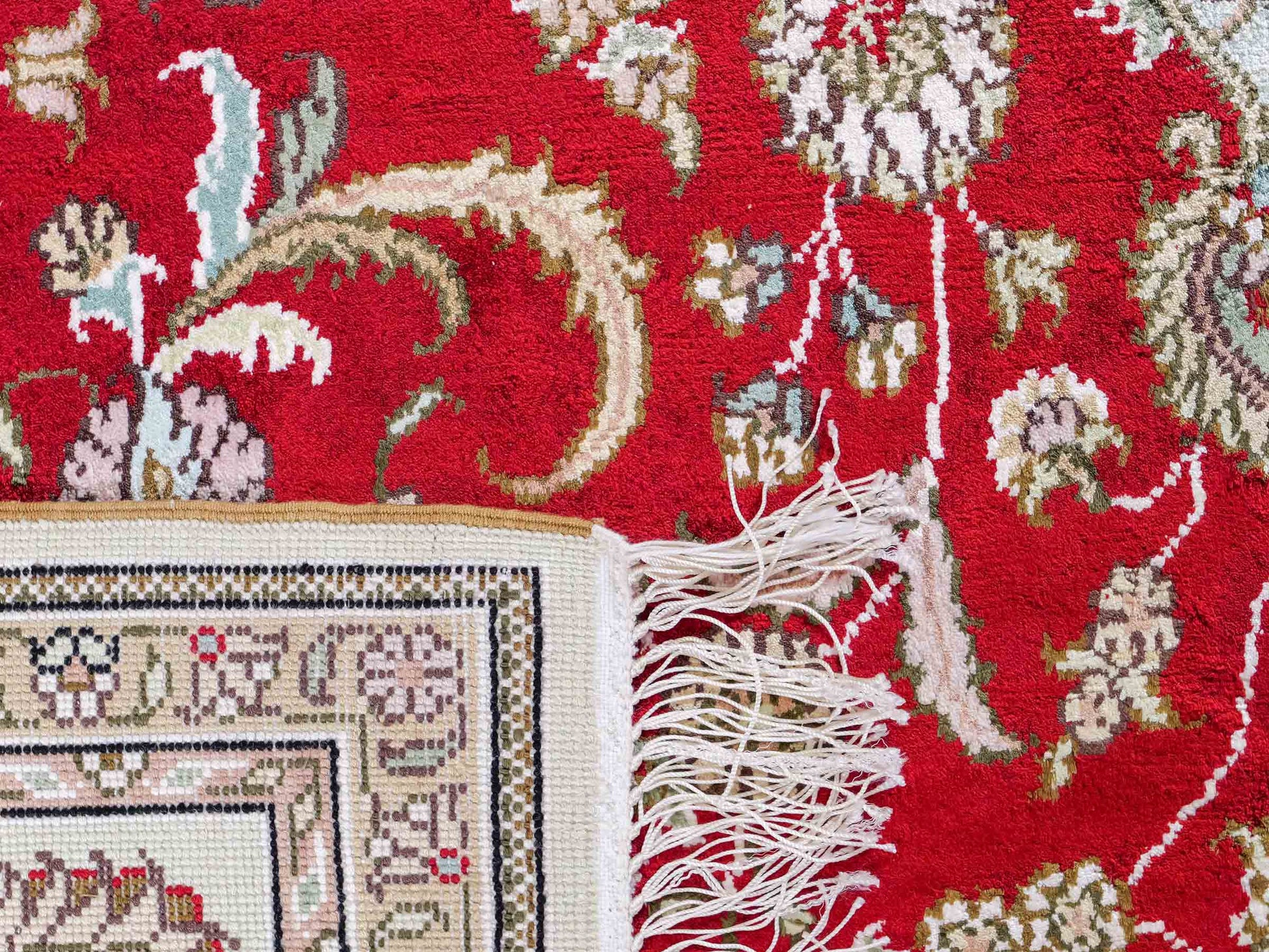 Feiner, handgeknüpfter, chinesischer Orientteppich mit Nain Design aus Kunstseide, rot, creme. 240x153 cm. Verkauf durch Jupiter Intl.