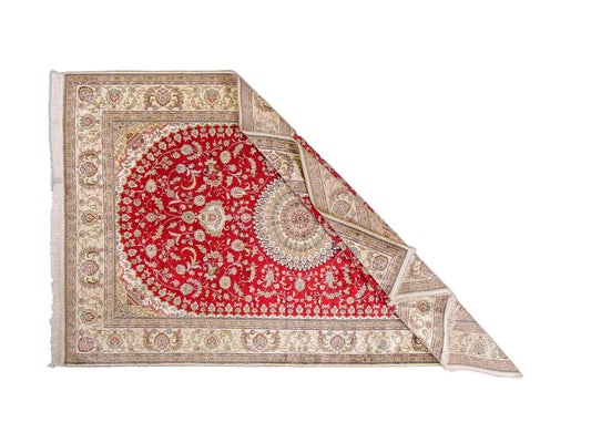 Feiner, handgeknüpfter, chinesischer Orientteppich mit Nain Design aus Kunstseide, rot, creme. 240x153 cm. Verkauf durch Jupiter Intl.