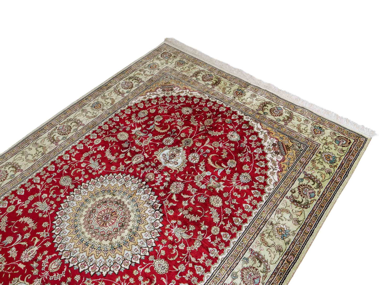 Feiner, handgeknüpfter, chinesischer Orientteppich mit Nain Design aus Kunstseide, rot, creme. 240x153 cm. Verkauf durch Jupiter Intl.