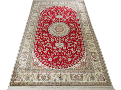 Feiner, handgeknüpfter, chinesischer Orientteppich mit Nain Design aus Kunstseide, rot, creme. 240x153 cm. Verkauf durch Jupiter Intl.