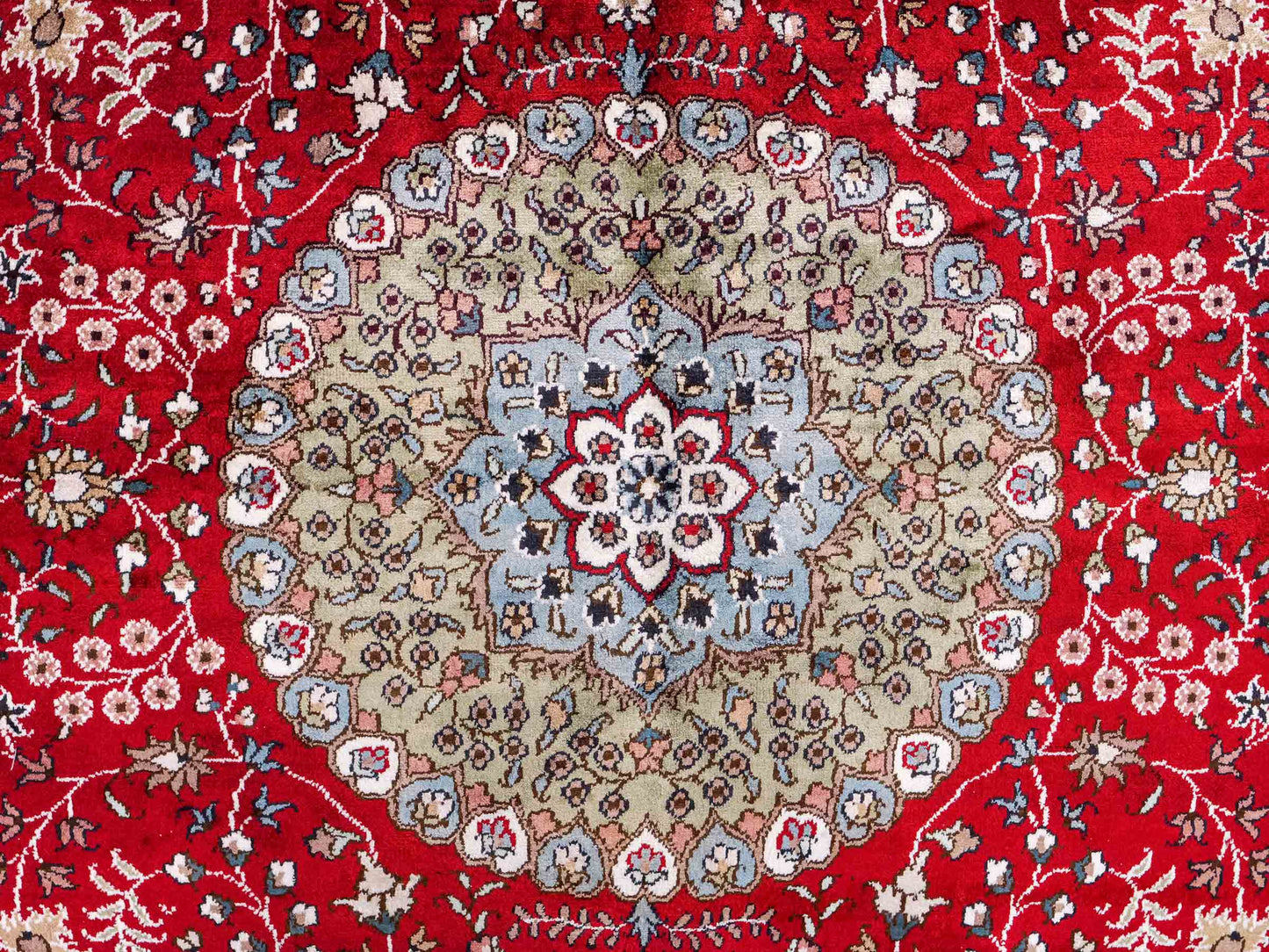 Feiner, handgeknüpfter, chinesischer Orientteppich mit Nain Design aus Kunstseide, rot, blau, creme. 246x152 cm. Verkauf durch Jupiter Intl.