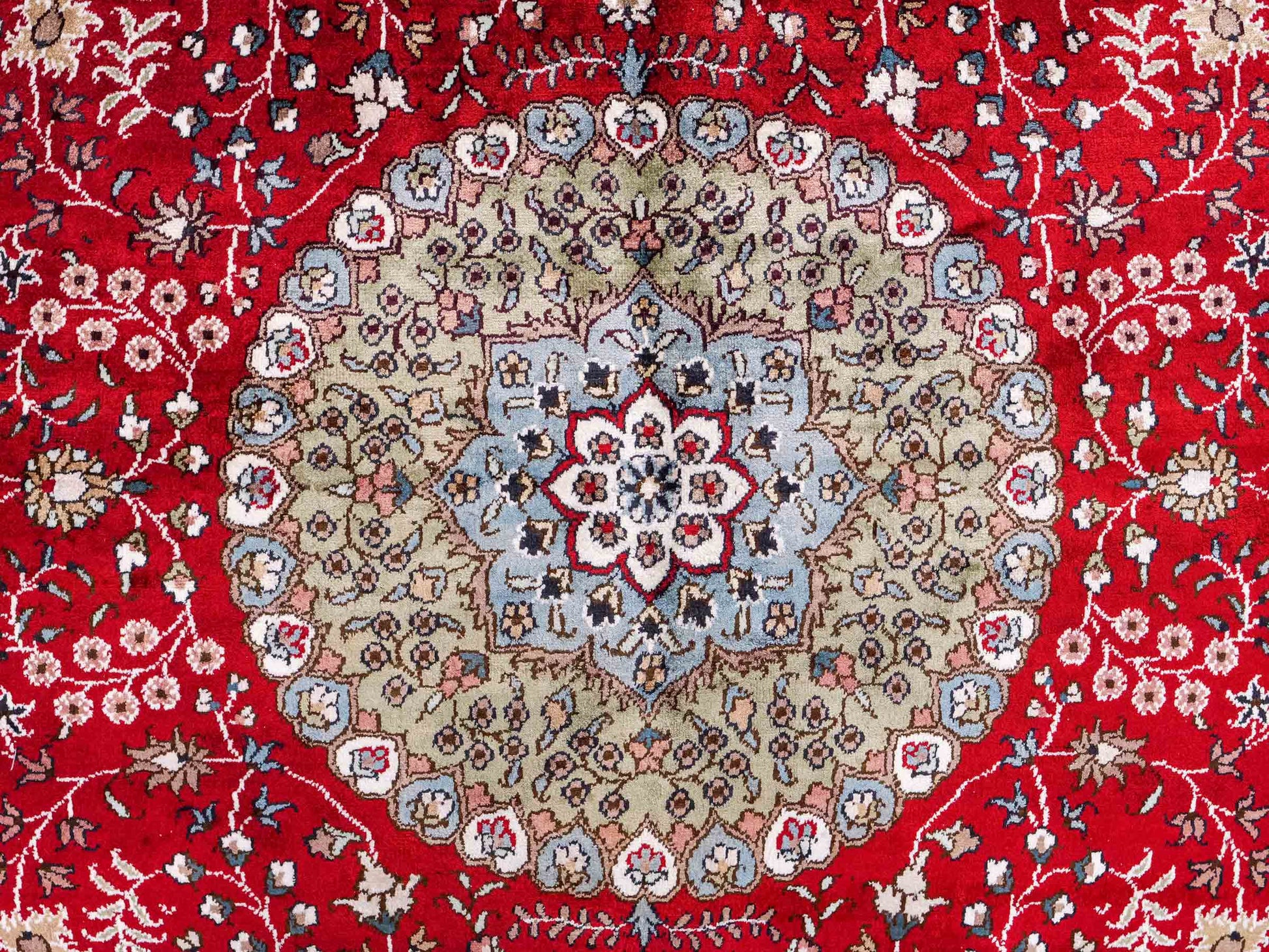 Feiner, handgeknüpfter, chinesischer Orientteppich mit Nain Design aus Kunstseide, rot, blau, creme. 246x152 cm. Verkauf durch Jupiter Intl.