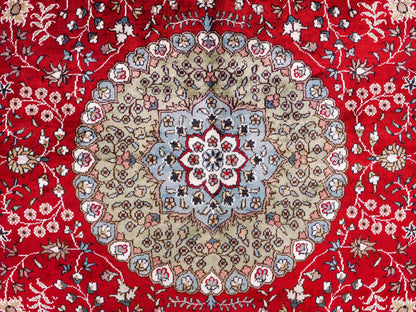 Feiner, handgeknüpfter, chinesischer Orientteppich mit Nain Design aus Kunstseide, rot, blau, creme. 246x152 cm. Verkauf durch Jupiter Intl.