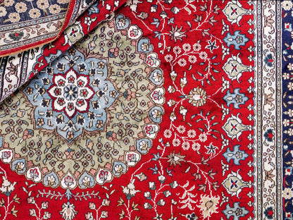 Feiner, handgeknüpfter, chinesischer Orientteppich mit Nain Design aus Kunstseide, rot, blau, creme. 246x152 cm. Verkauf durch Jupiter Intl.