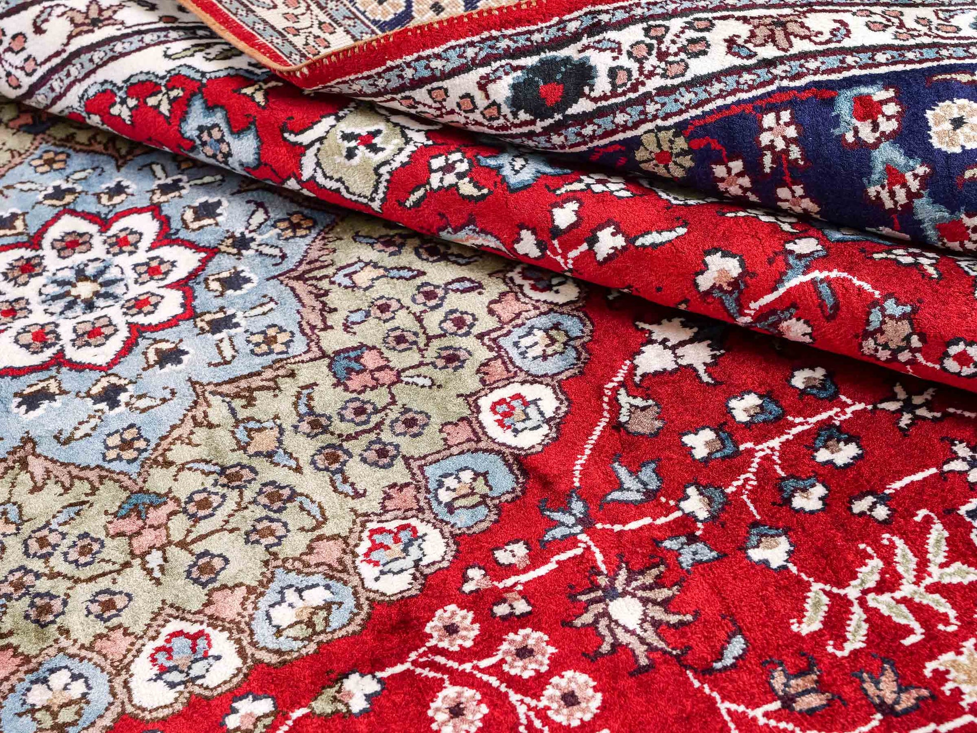 Feiner, handgeknüpfter, chinesischer Orientteppich mit Nain Design aus Kunstseide, rot, blau, creme. 246x152 cm. Verkauf durch Jupiter Intl.